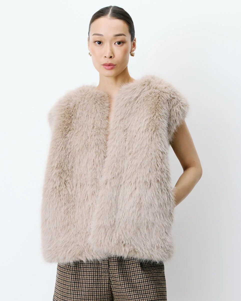 Aelio Beige Faux Fur Sleeveless Jaclet