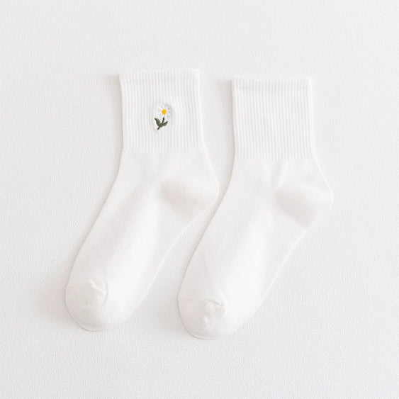 Women's Embroidered Daisy Ankle Socks